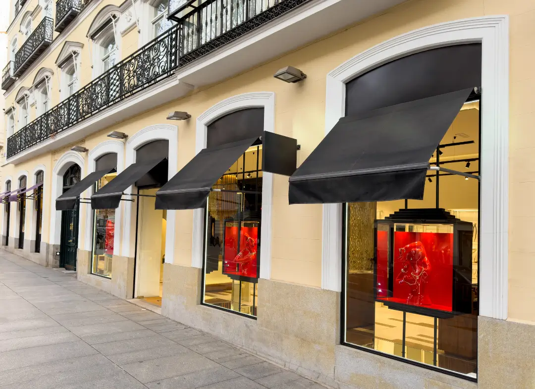 Façade vitrine de magasin en aluminium sur mesure à Brindas